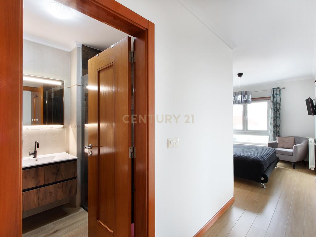 Apartamento T3 com 2 Estacionamentos e Arrecadação no Centro de Mem Martins - Image 18