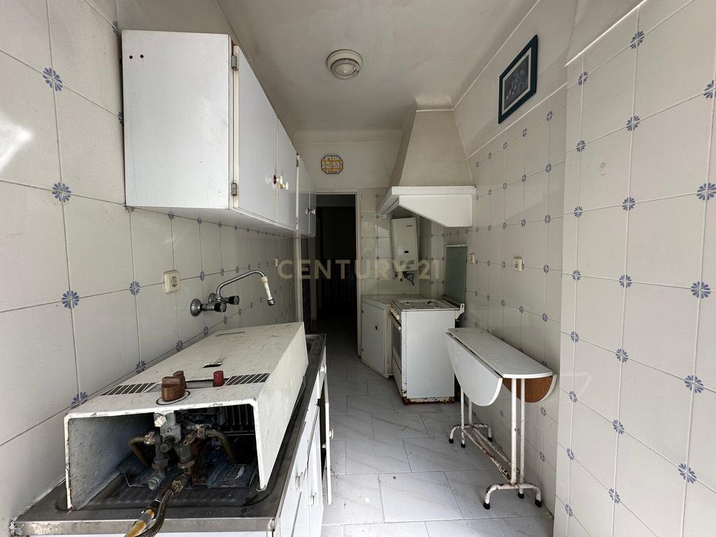 Apartamento T1 para Remodelação – Praça do Brasil, Setúbal - Image 16