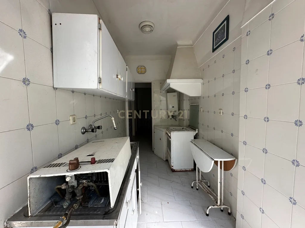 Apartamento T1 para Remodelação – Praça do Brasil, Setúbal - Image 16