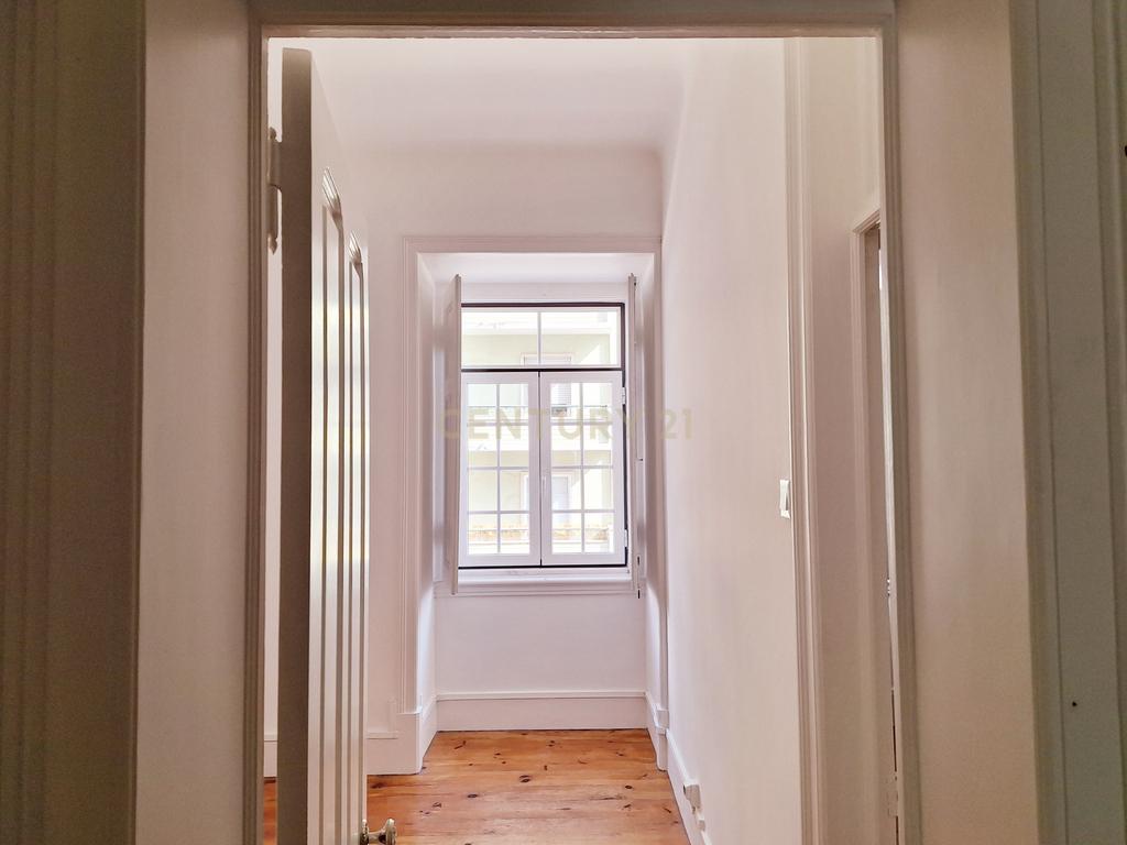  Apartamento T3+2 para Arrendamento em Campolide - Image 4