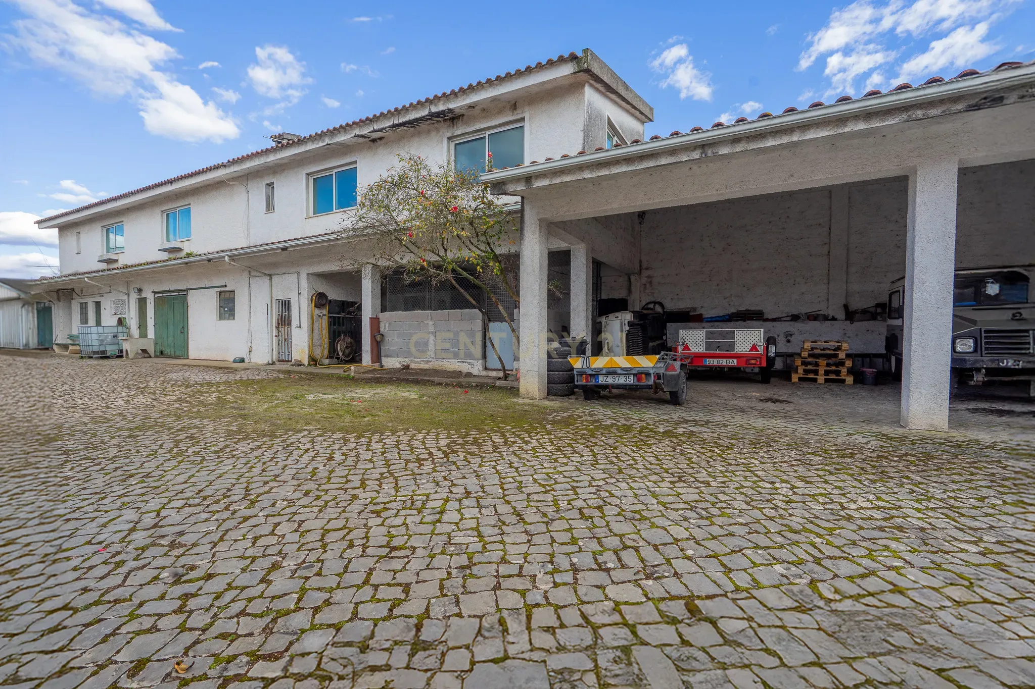 Moradia T5 com varanda coberta,terraço,piscina,jardim,poço,anexo e telheiro numa localização privilegada no centro de Lousã - Image 58