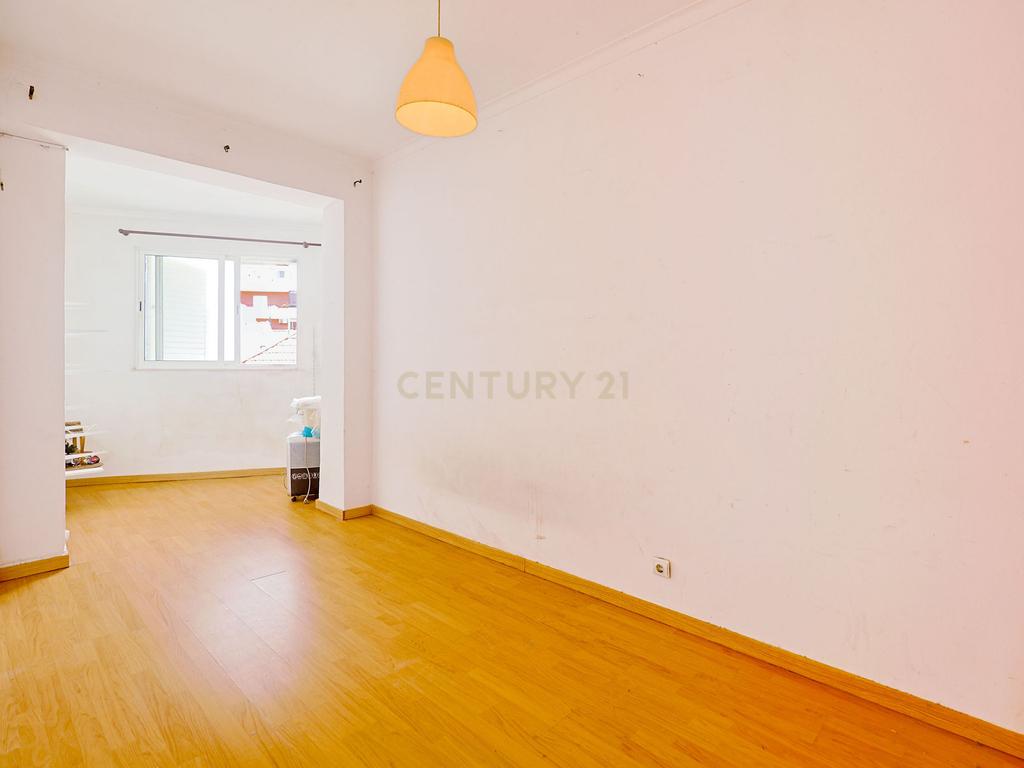 Apartamento T2, com Varanda e Terraço, Centro da Costa de Caparica. - Image 17