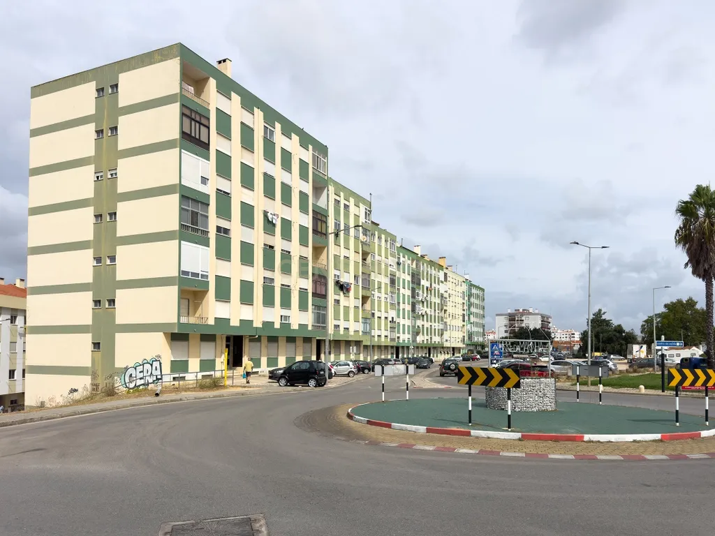 Apartamento T2 Remodelado na Torre da Marinha - Image 35