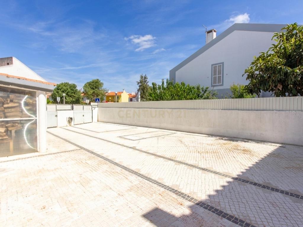 Moradia em Banda T3 com Sótão Aproveitado e Espaço Exterior – Casal Bolinhos, Azeitão - Image 21