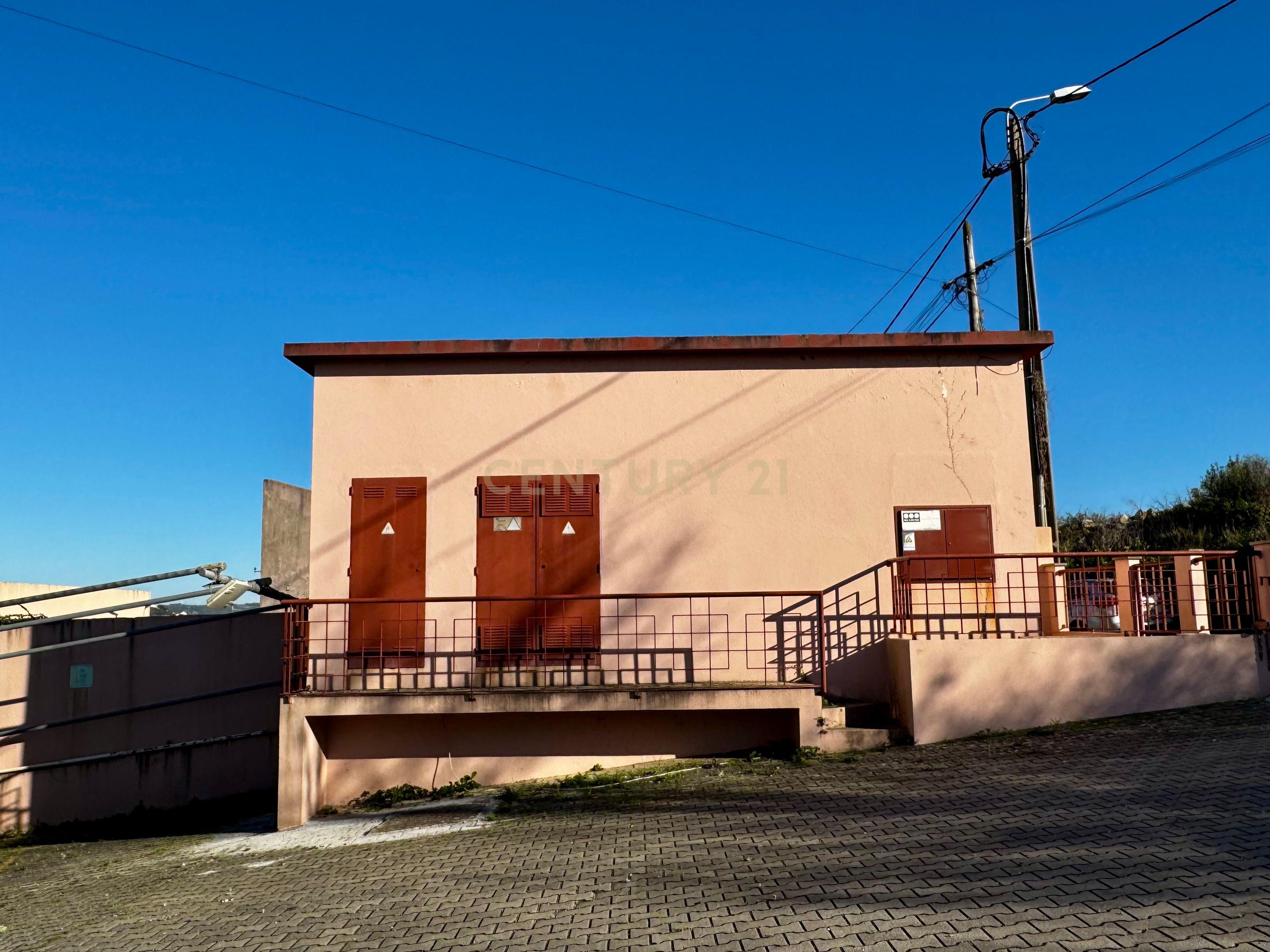 Armazém Industrial na Reta da Granja, em Martins - Image 59