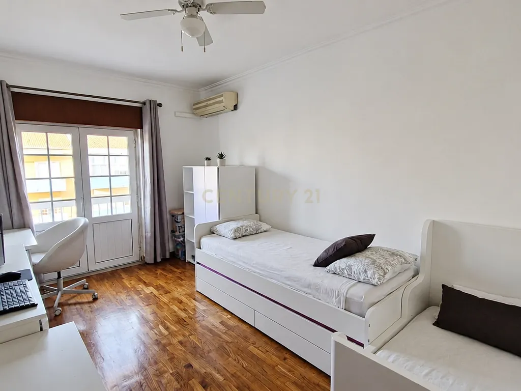 Apartamento T2 com Duas Varandas na Quinta do Álamo, Seixal - Image 4