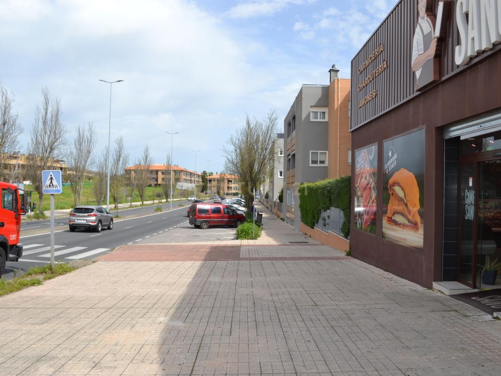 Moderna Moradia T3 em Cáceres com Vista e Acessibilidade - Image 2