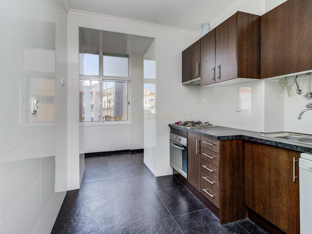  Apartamento T2 à venda na Rua Barão de Sabrosa – Penha de França, Lisboa - Image 1