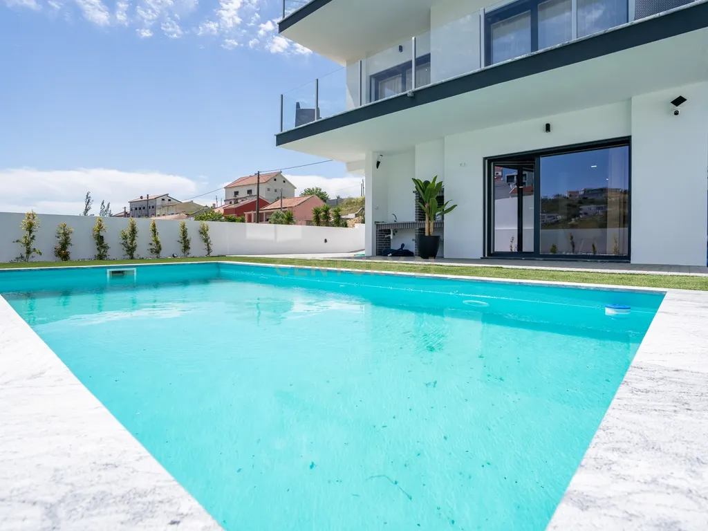 🌅 Moradia Nova com Vista Tejo, Piscina e Terraço Panorâmico a Poucos Minutos de Lisboa - Image 1