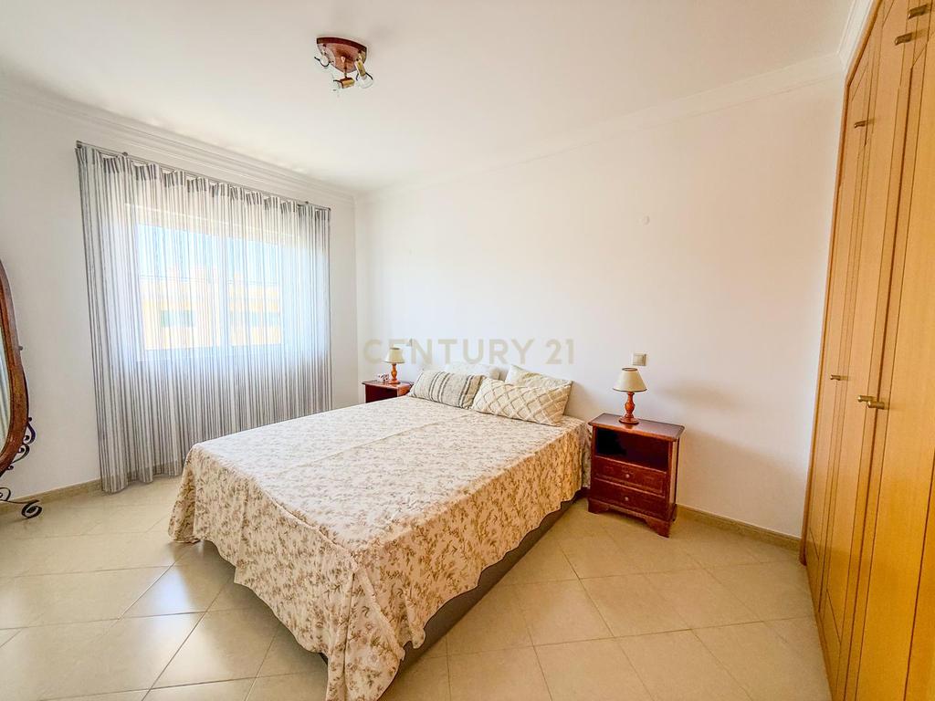 Espaçoso apartamento T2 com varanda em Armação de Pêra, Silves. - Image 5