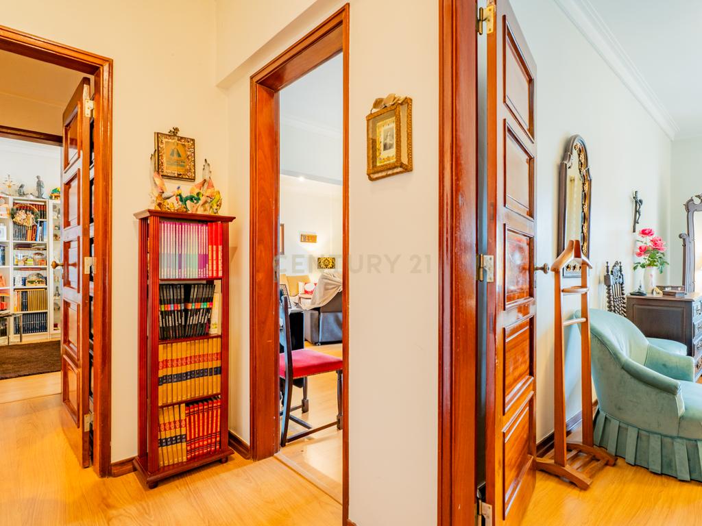 Apartamento T5 Remodelado no Lumiar – 152m² | Praceta Rua Alexandre Ferreira - Image 2