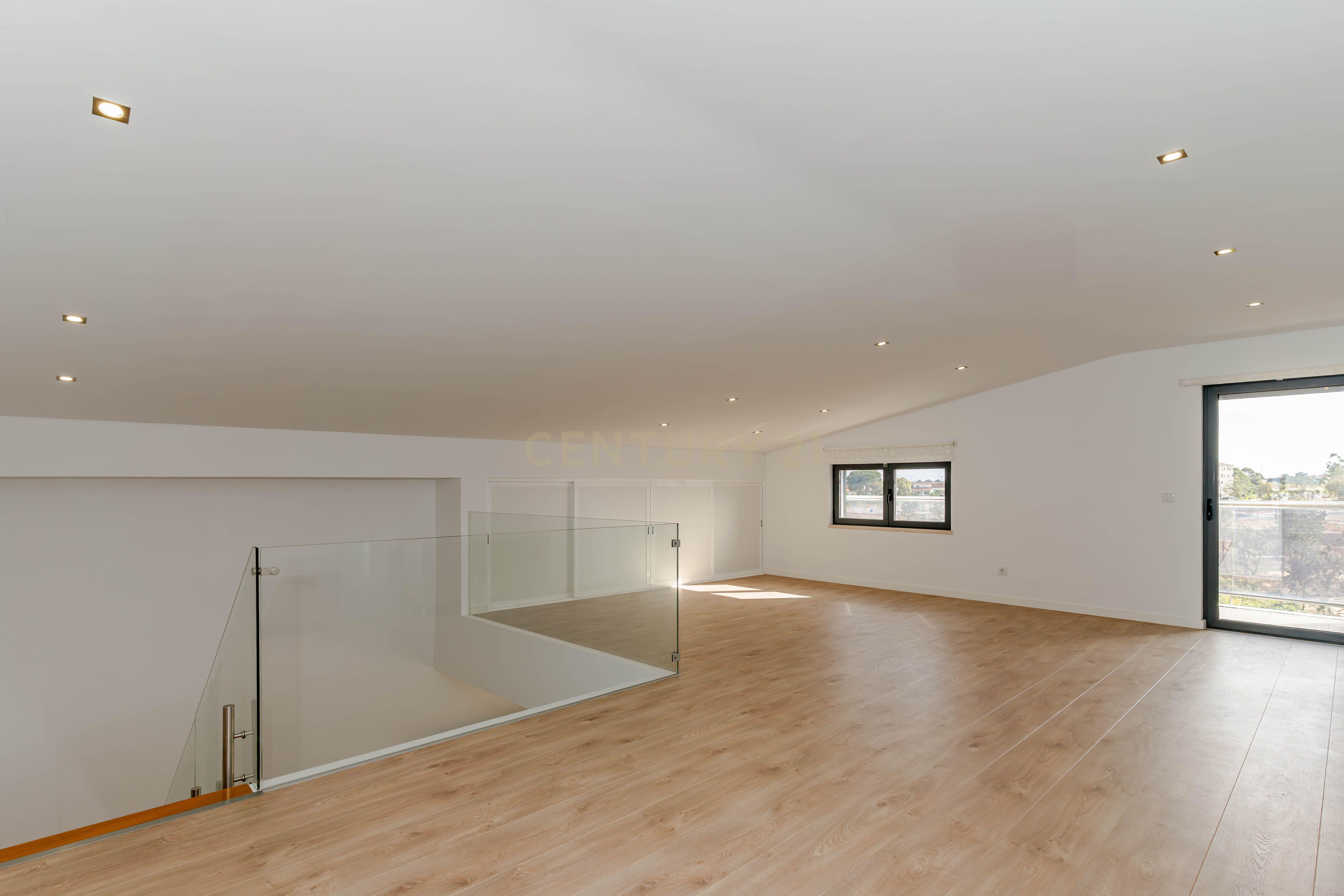 Magnífico Duplex no Parque Luso em Corroios - Image 35