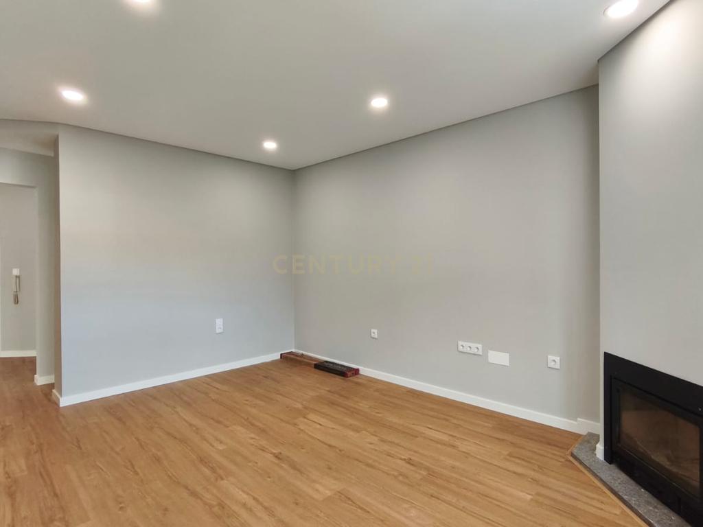 Apartamento T1 remodelado em Viseu com Terraço e Garagem - Image 4
