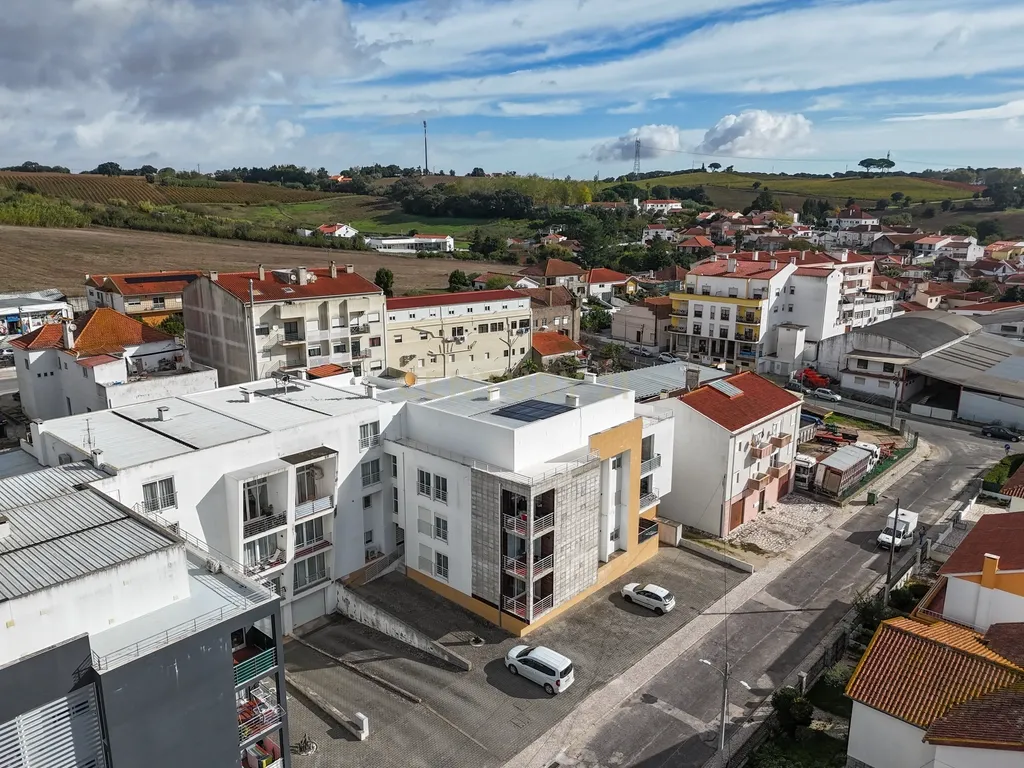 Apartamento T3 com terraço e churrasqueira – Merceana, Alenquer - Image 1