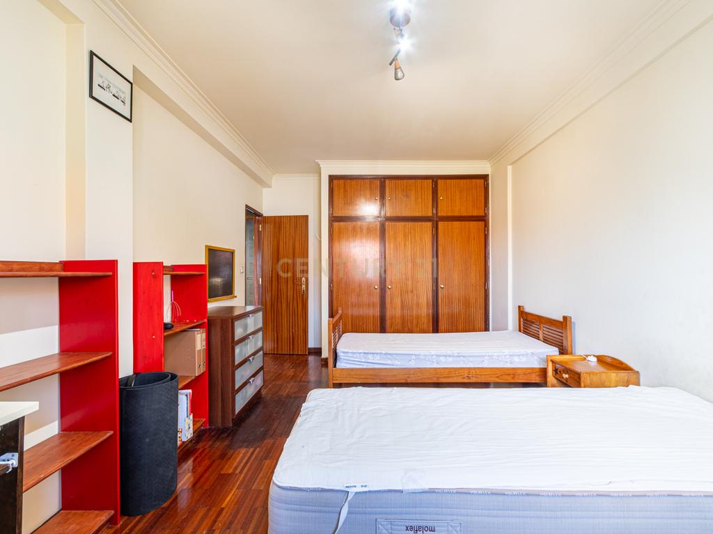 Apartamento T2 Espaçoso com Garagem Box e Arrecadação – Pedernais, Ramada - Image 12