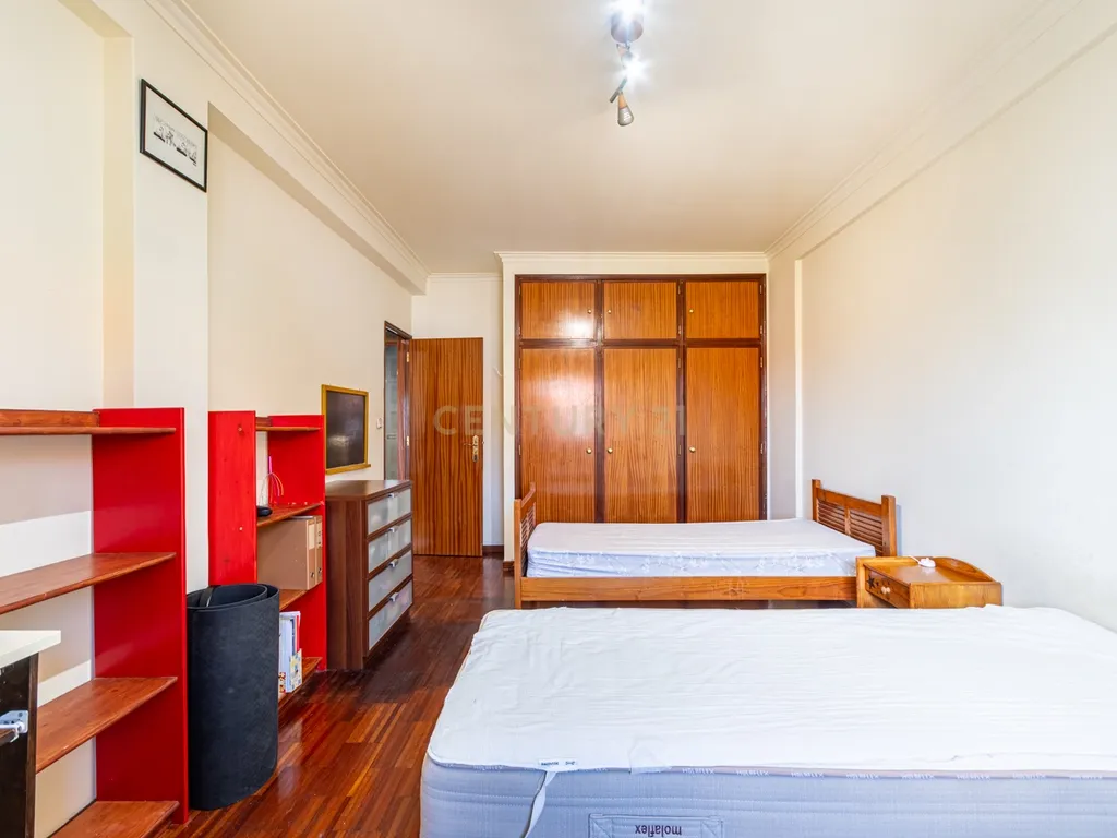Apartamento T2 Espaçoso com Garagem Box e Arrecadação – Pedernais, Ramada - Image 12