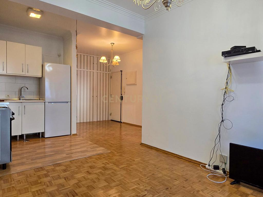Apartamento T1 com excelente localização no Alto de Algés - Image 2