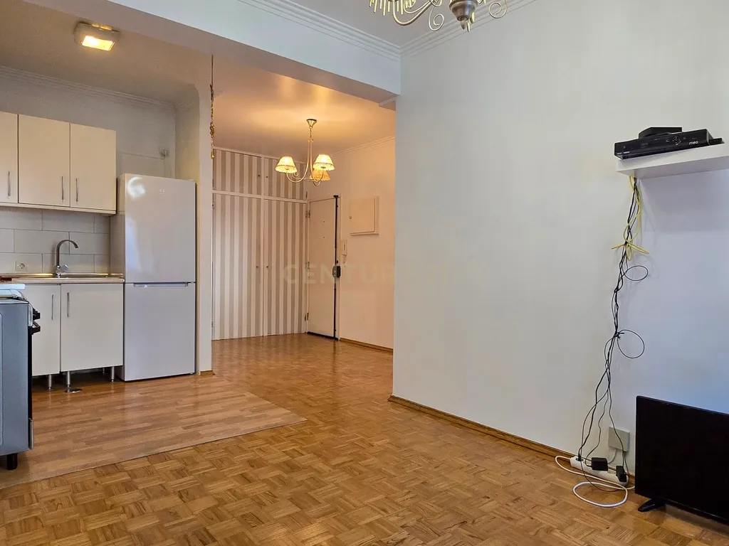 Apartamento T1 com excelente localização no Alto de Algés - Image 2