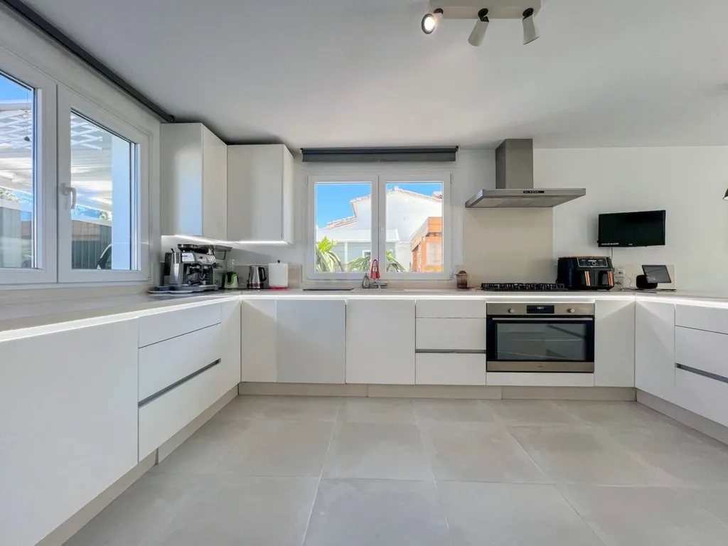 Elegante moradia de 3 quartos com vista para o mar em Costalita, Marbella - Image 11