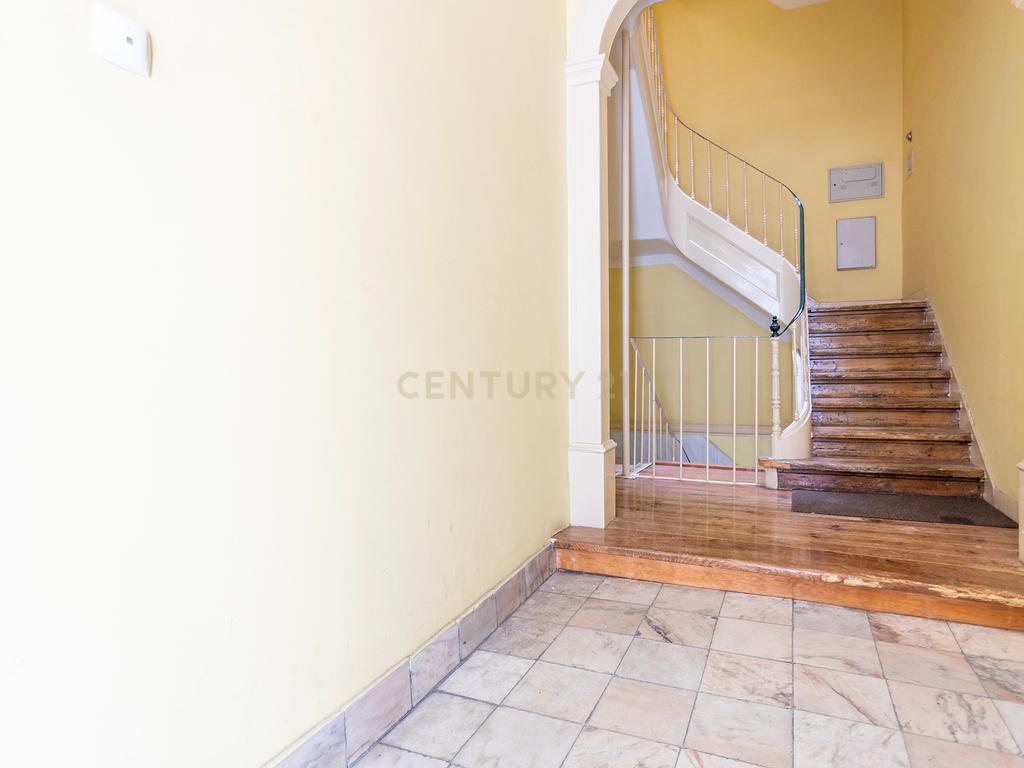 Apartamento T4 Duplex Renovado em Arroios, Lisboa - Image 2