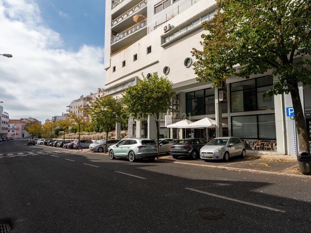 **Fantástica loja de dois pisos em Linda a Velha** - Image 1