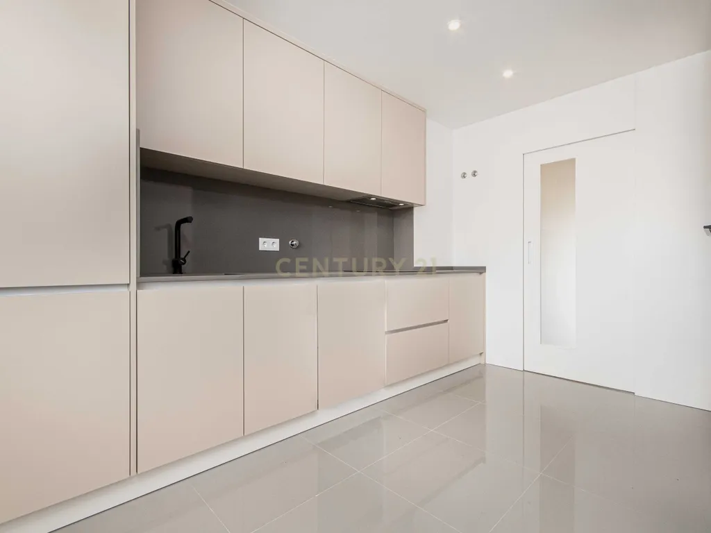 Apartamento Novo T2, com varandas, garagem e arrecadação em Mafra - Image 11