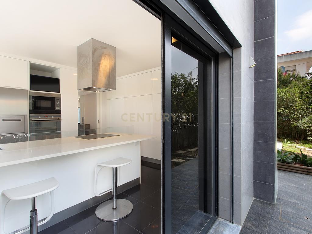 Moradia Isolada T4 Moderna com Piscina Privada, Jardim e Garagem Ampla na Pontinha - Image 13