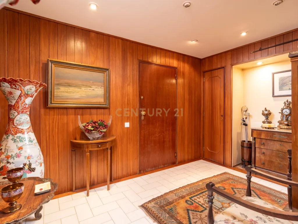 Apartamento T4 transformado em T3, com Arrecadação e Garagem – Rua Alves Redol, Porto - Image 13