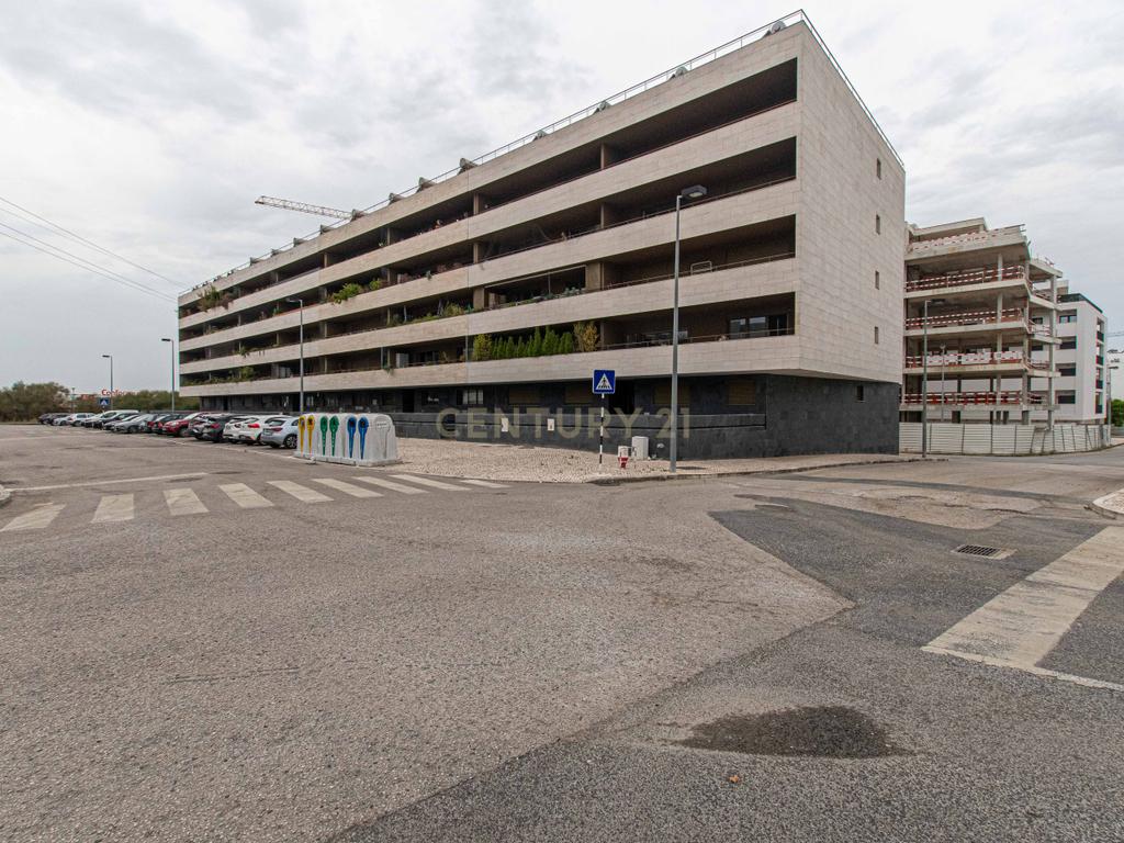 T3 moderno e espaçoso, com varanda e excelente localização no Montijo. - Image 2