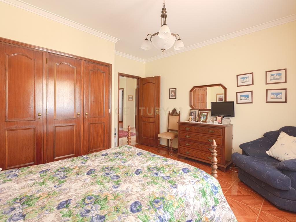 Moradia T4 Isolada com Jardim e Garagem em Olalhas – Tomar - Image 27