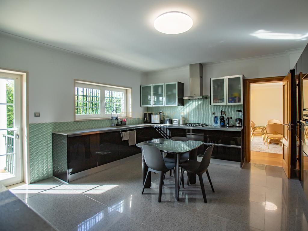 Moradia isolada na Areia , com 627 m2 de área total, piscina e jardim. - Image 4