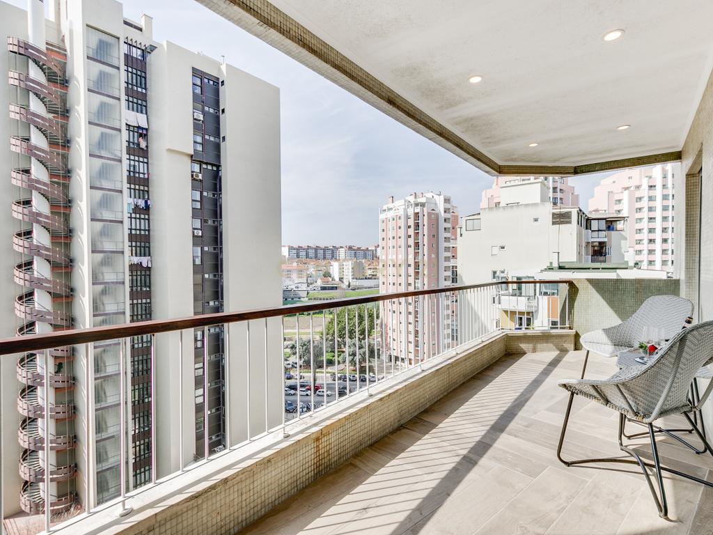 Apartamento T4 com 3 Suites, em zona Prime de Algés - Image 7