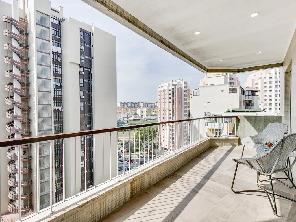 Apartamento T4 com 3 Suites, em zona Prime de Algés - Image 7