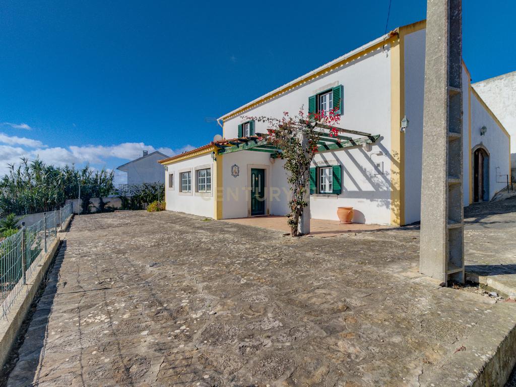 Moradia Isolada T3 com 2480m2 de terreno, poço e com anexos - Image 9