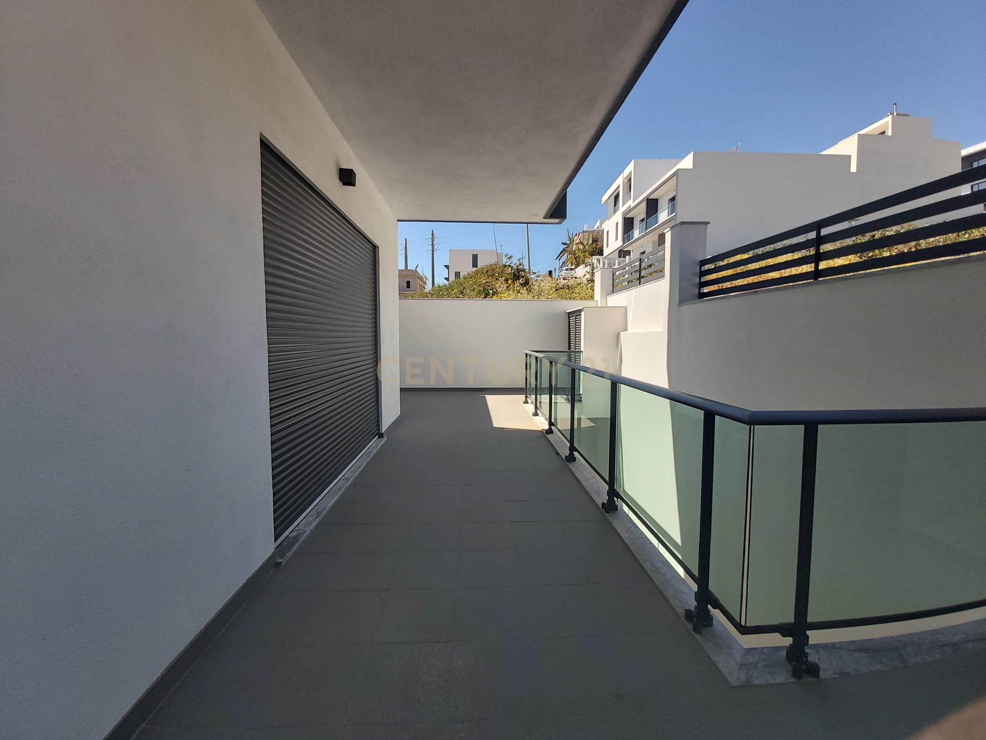 MORADIA T5 + 3 EM FAMÕES, COM PISCINA, JARDIM E BOX PARA 4 CARROS - Image 26