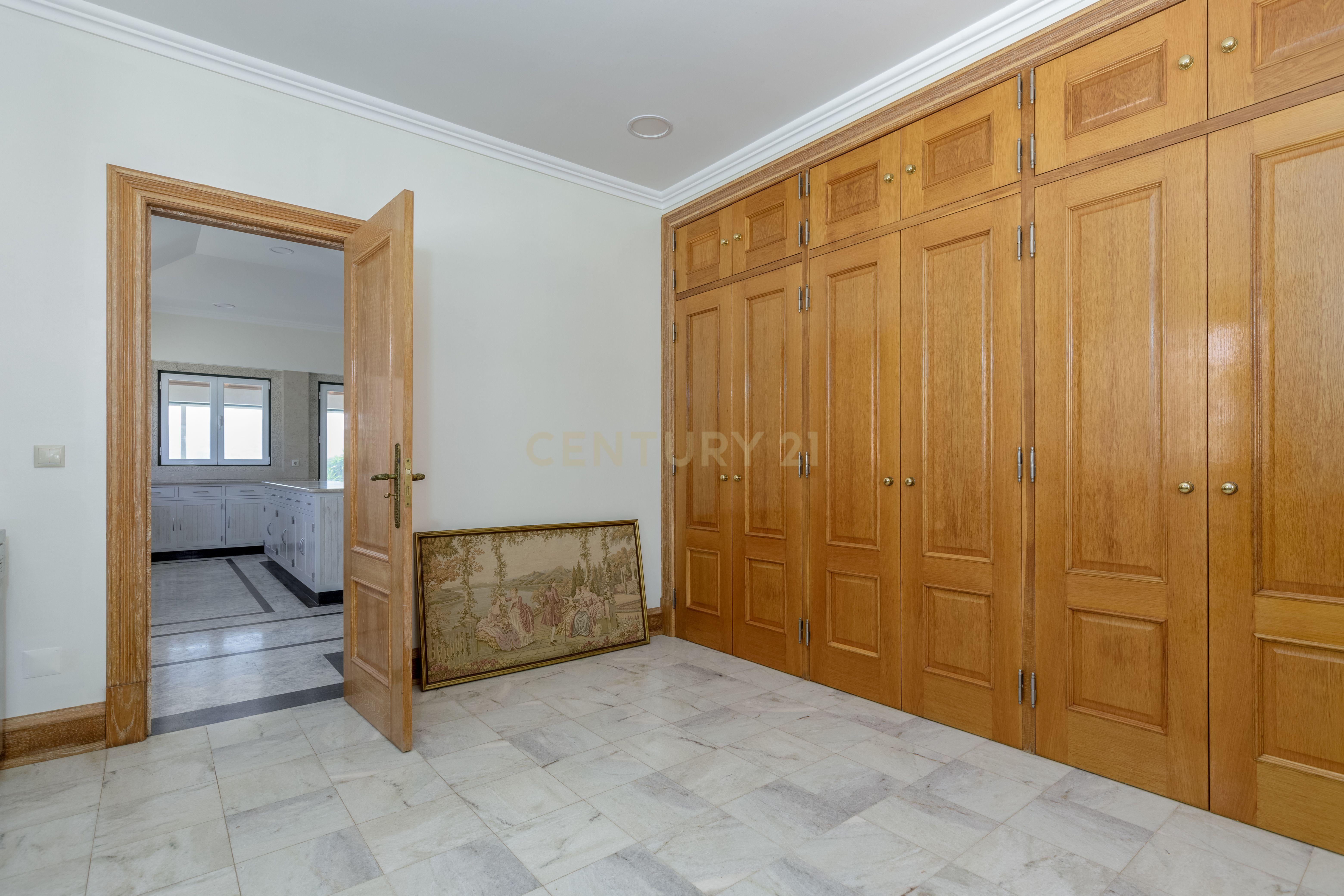 MORADIA T4 + 1 COM JARDIM, VÁRZEA DE SINTRA - Image 13