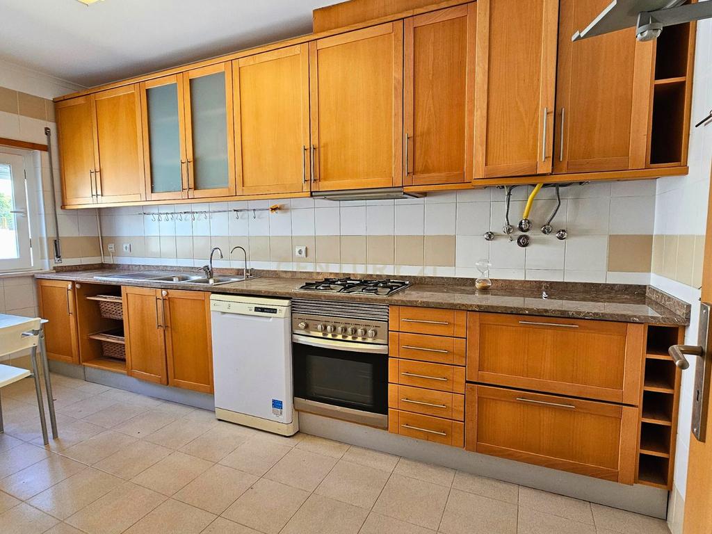 Moradia T4 em Oeiras para arrendar com garagem e terraço - Image 8