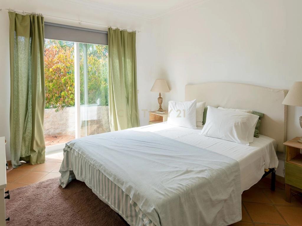 Moradia de Luxo na Quinta do Lago | 4 Quartos e 4 Casas de Banho ! Elegância, Exclusividade e Vista Mar! - Image 9