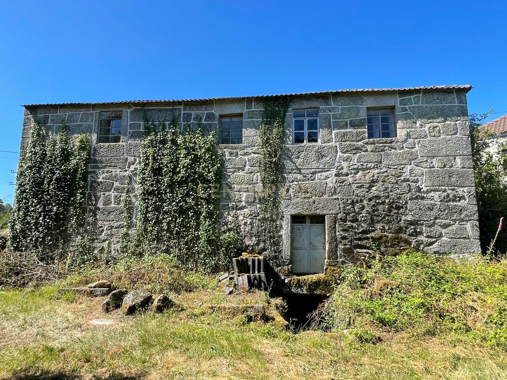 Uma quinta com uma casa que necessita de restauro, situada num terreno de 4000m², cortado por um riacho. - Image 8