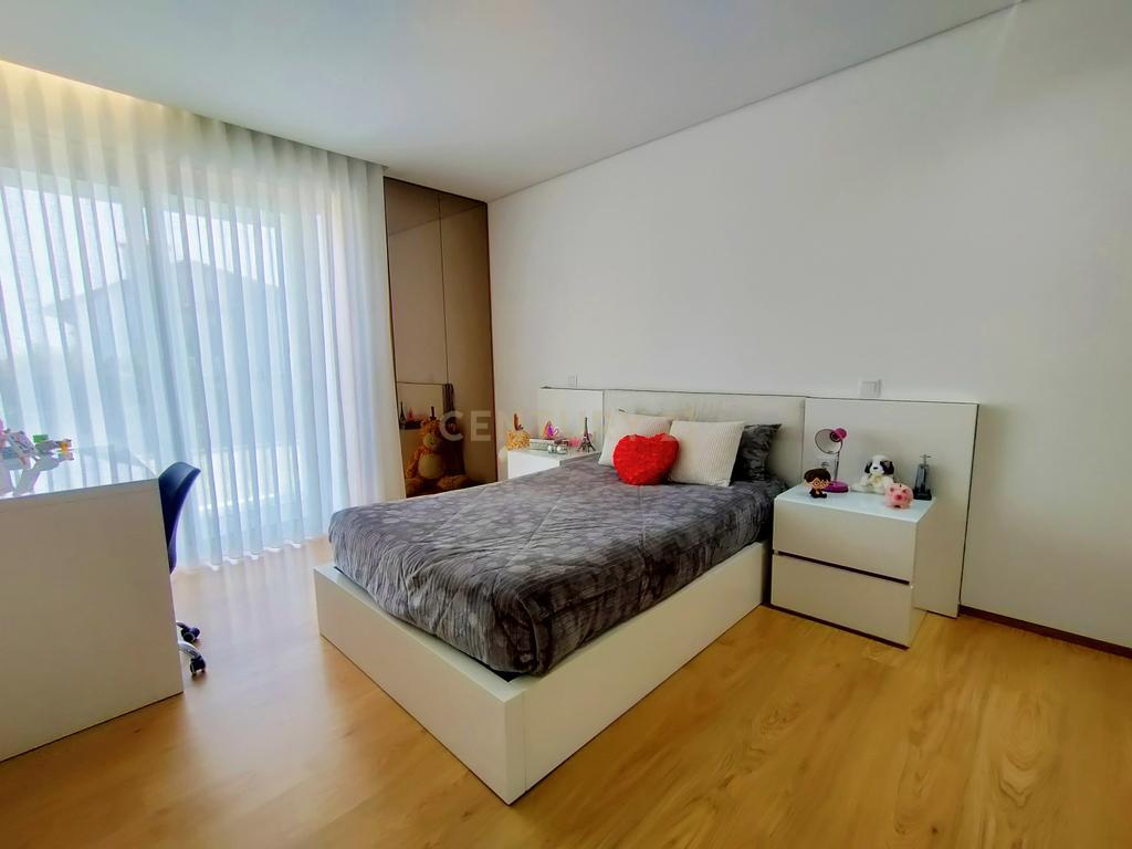 Moradia T4 Moderna com Piscina e Jardim – Touguinha - Image 41
