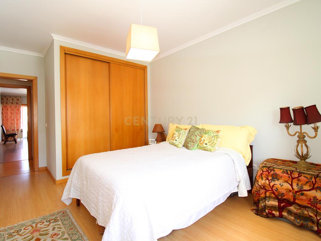 Apartamento T4 com Parqueamento, nas Caldas da Rainha - Image 14