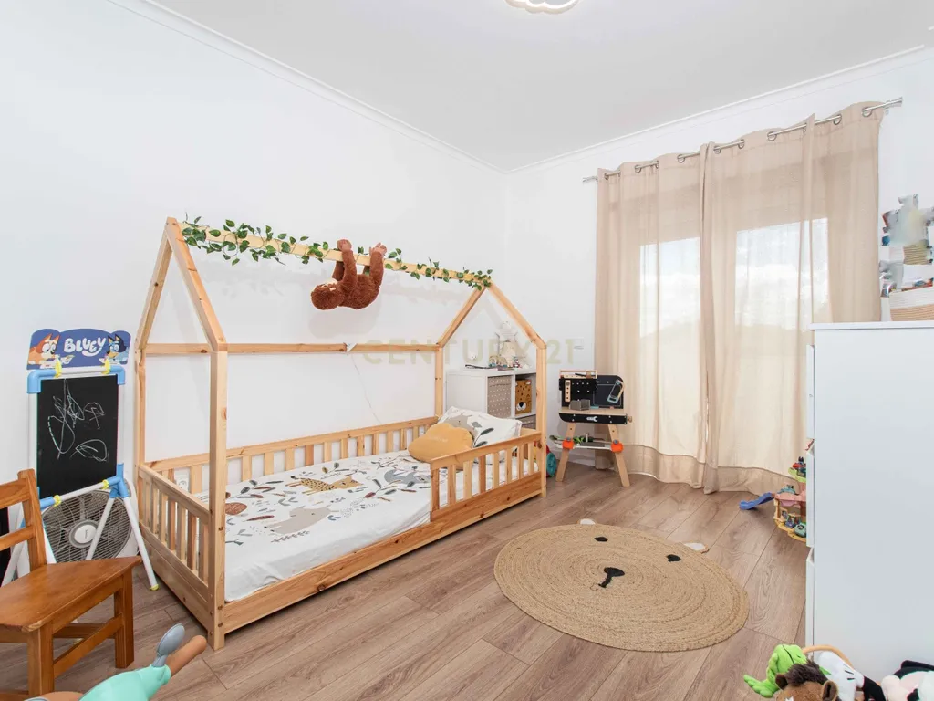 Apartamento T3 com Parqueamento e Arrecadação - Image 16