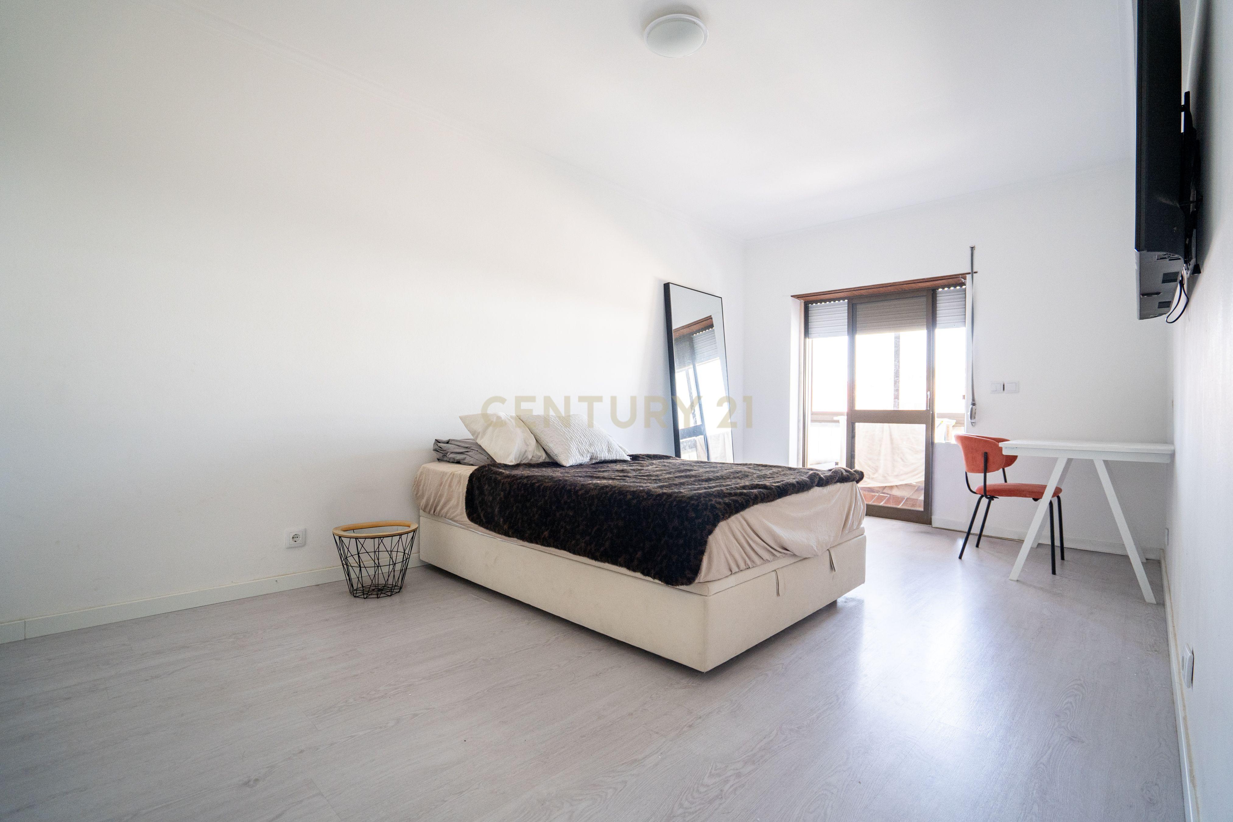 Fotografia 9 de Fantástico Apartamento T2 Transformado em T3 na Parede – Próximo da Praia com estacionamento