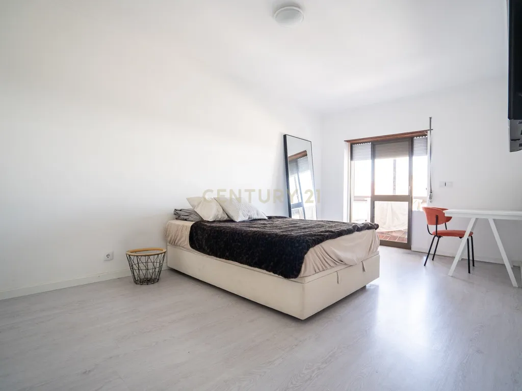 Fantástico Apartamento T2 Transformado em T3 na Parede – Próximo da Praia com estacionamento - Image 9