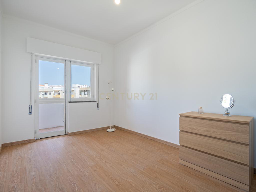 Apartamento T2 renovado em Portimão com varanda, 2 casas de banho e marquise espaçosa - Image 15