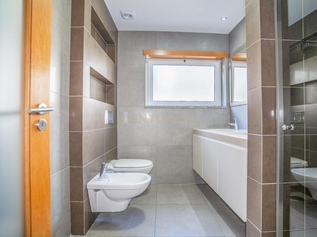 Apartamento T4 Premium com Terraço na Avenida da Independência - Image 47