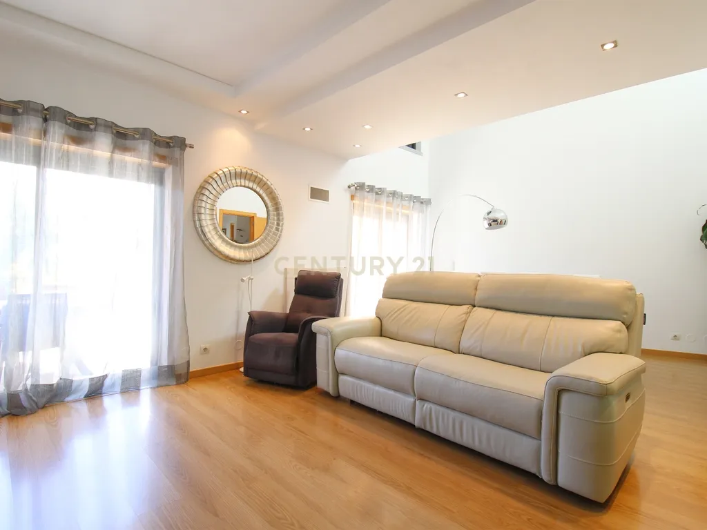Moradia Contemporânea V3+1 Seixal - Image 30