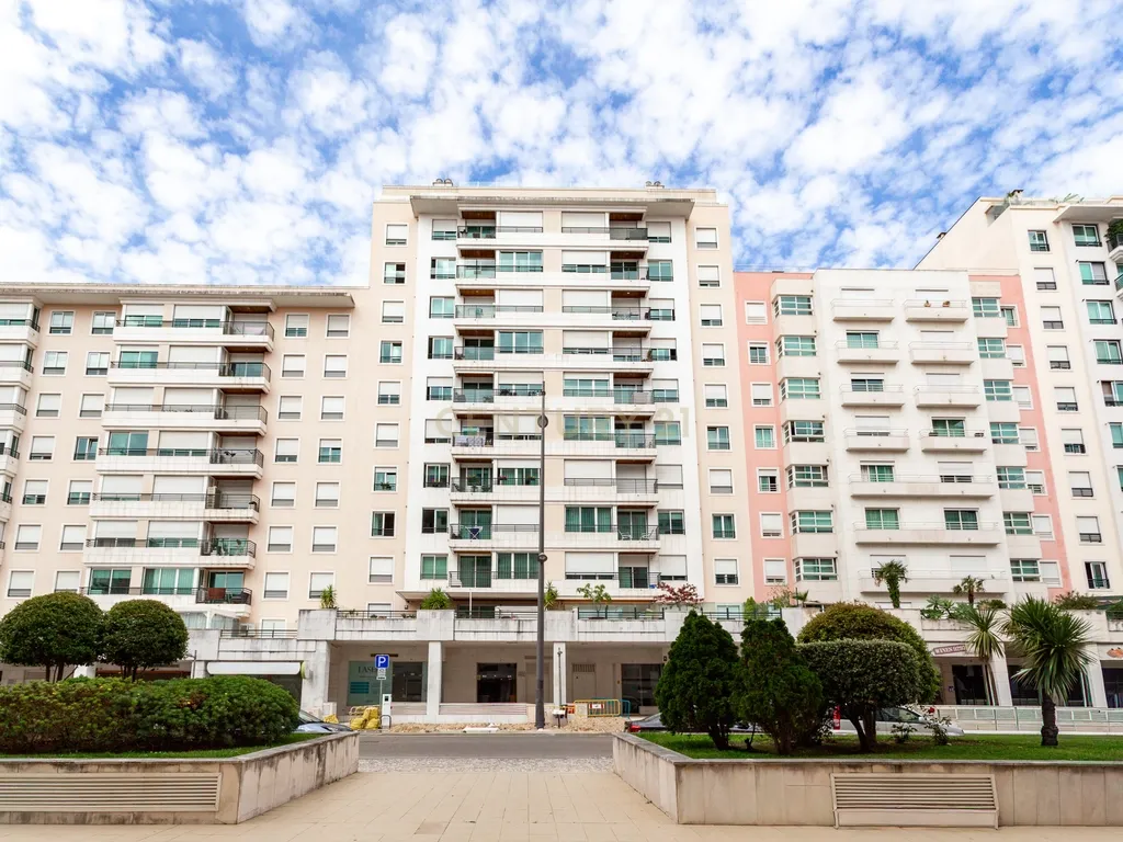 Apartamento T4 mobilado no Parque dos Príncipes - Image 1