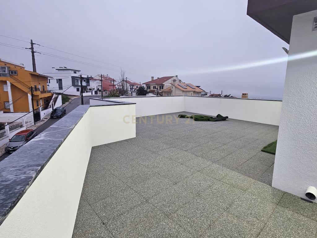 Moradia T4+1 de Luxo em Famões – Elegância, Conforto e Localização Premium - Image 27