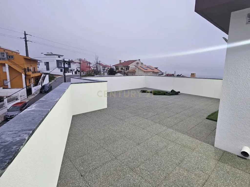 Moradia T4+1 de Luxo em Famões – Elegância, Conforto e Localização Premium - Image 27